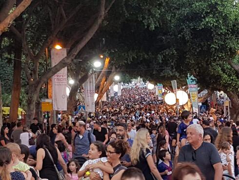 עשרות אלפי אנשים בערב הראשון | צילום דוברות עיריית רחובות
