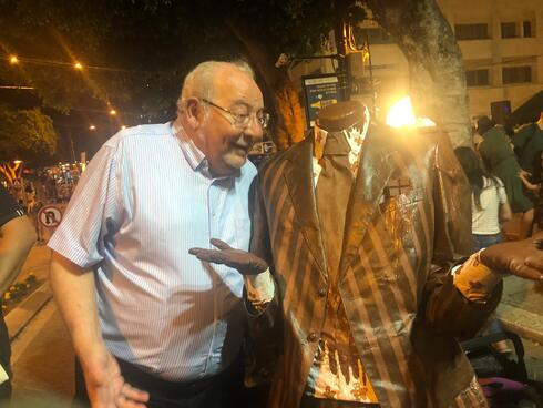 ראש העירייה מלול פגש איש ללא ראש בפסטיבל הפסלים | צילום: דוברות עיריית רחובות