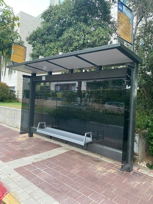 תחנת אוטובוס מוצללת ברחובות