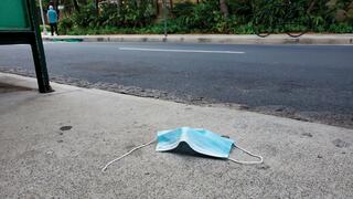 את המסיכה הוא לא עטה. והוריד גם את השאר