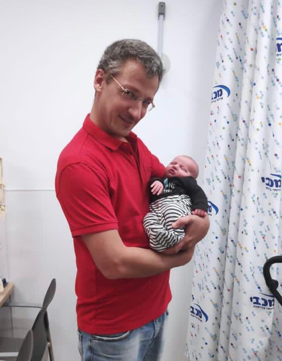 של ד"ר ינאי מחזיק את התינוק ינאי, שנקרא על שמו