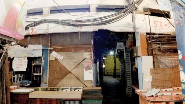 המבנה הישן מתחת לפחוני השוק