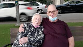 "פשוט גאה בה". רבקה והבן בעז