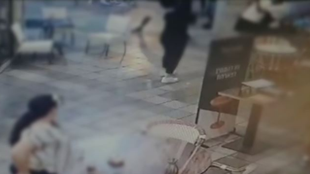 השליח הותקף בבית הקפה