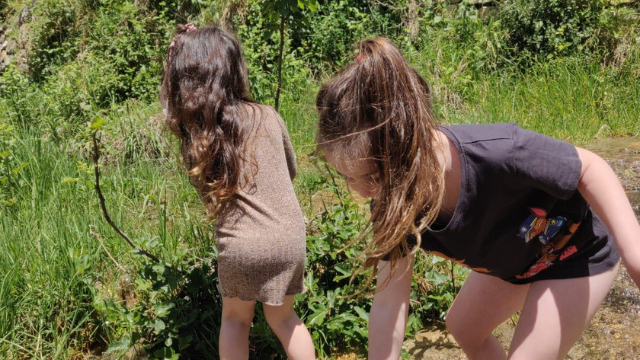 הבנות בטיול בטבע