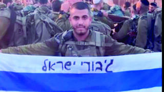 אפיק טרי ז"ל עם דגל ישראל לזכר חבריו שנפלו
