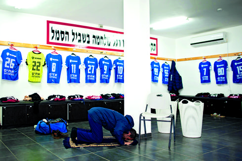  תפילה בחדר ההלבשה לפני המשחק | צילום: יואב דודקביץ'