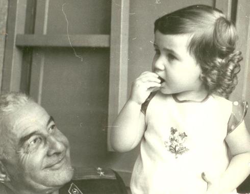 קארין ברגינסקי בצעירותה עם סבה אהרון