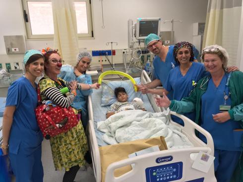 צוות חדר ניתוח ב'קפלן' חוגג יום הולדת 12 לאלון רותם | צילום: אופיר לוי
