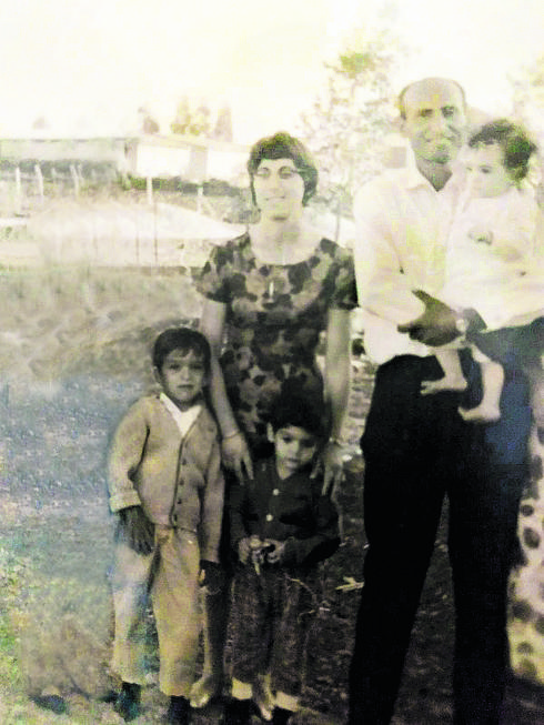 מאיה בילדותה עם אביה, אמה ואחיה | צילום מהאלבום המשפחתי